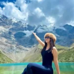 Turista Laguna Humantay Montana Andina Cusco