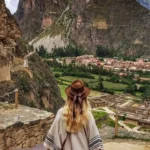 Turista Sombrero Poncho Ollantaytambo Vista Pueblo