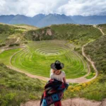 Turista Sombrero Terrazas Moray Valle Sagrado Peru
