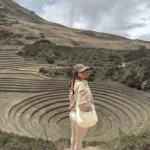 Turista Terrazas Circulares Moray Cusco Peru